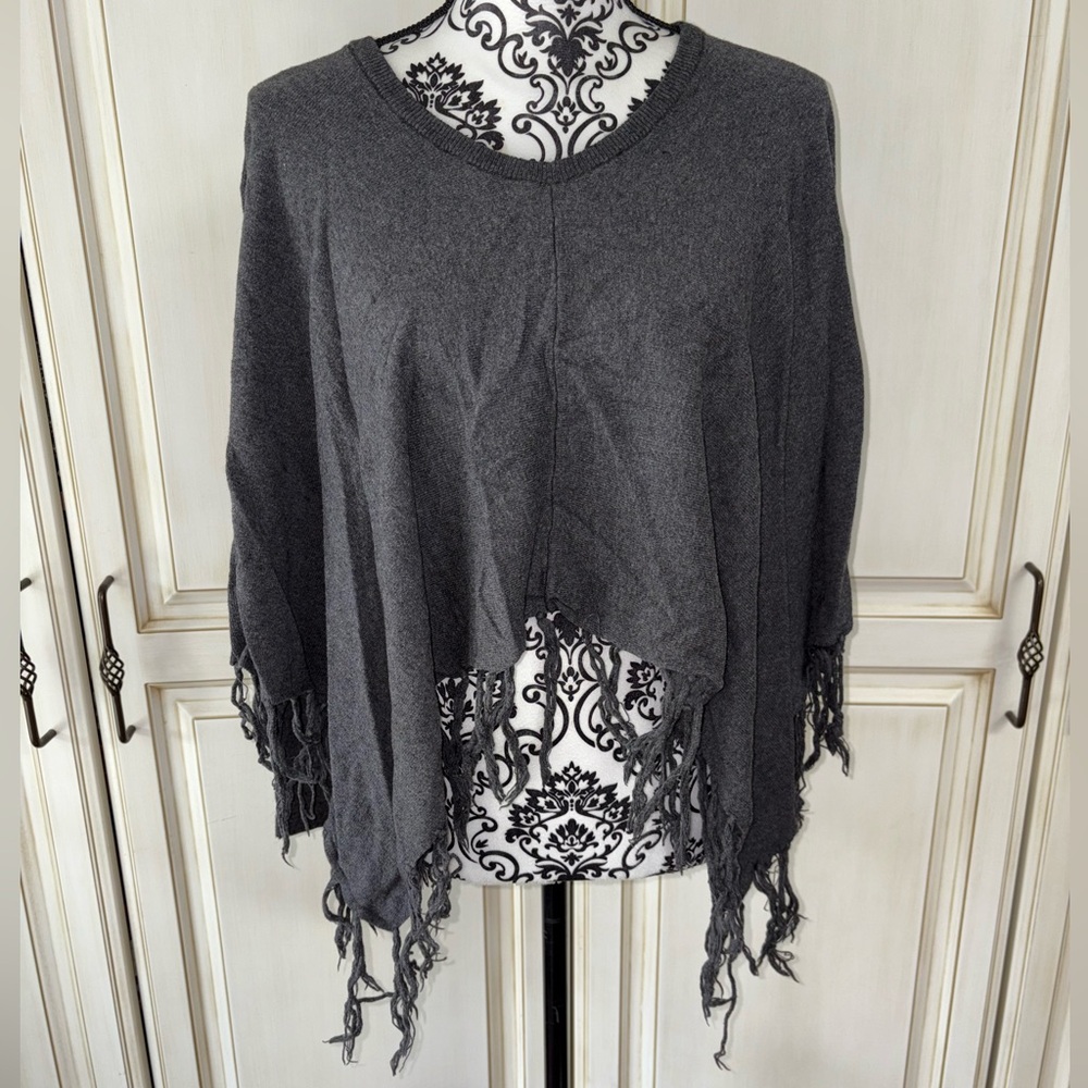 One 7 Six Size Medium Grey Long Sleeve Sweater w/Handkerchief Hemline & Fringe